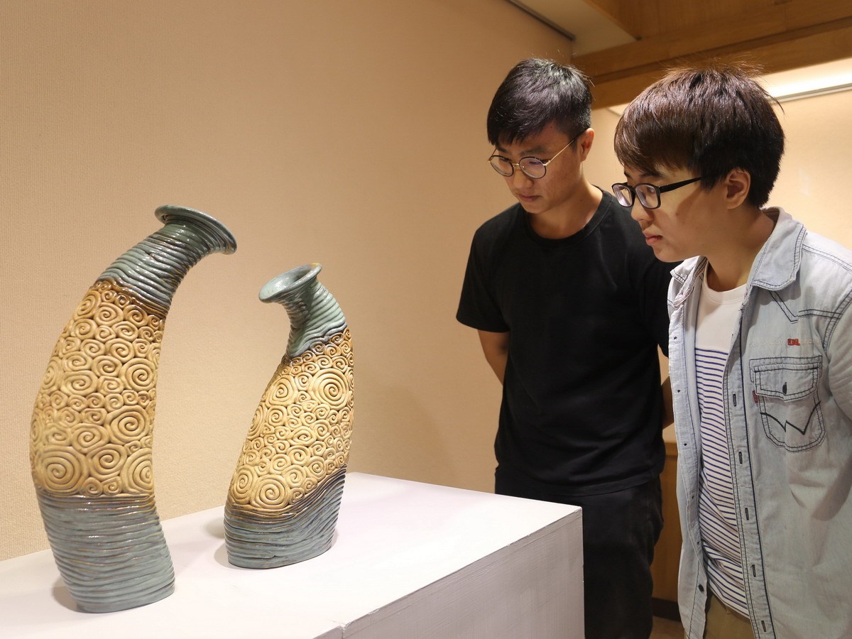 ▲正在葫蘆墩文中心展出的童建銘陶藝作品「濃情」，造形飽滿，釉色和諧自然。（圖／記者黃玿琮攝2018.5.10）