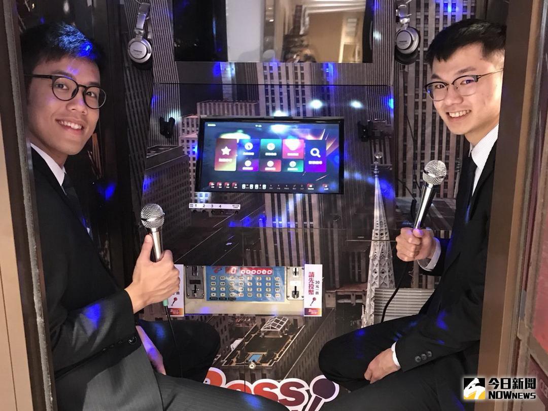 ▲太平洋百貨豐原店新進駐的投幣式「個人KTV」，讓民眾隨時都能高歌一曲。（圖／記者黃玿琮攝2018.5.10）