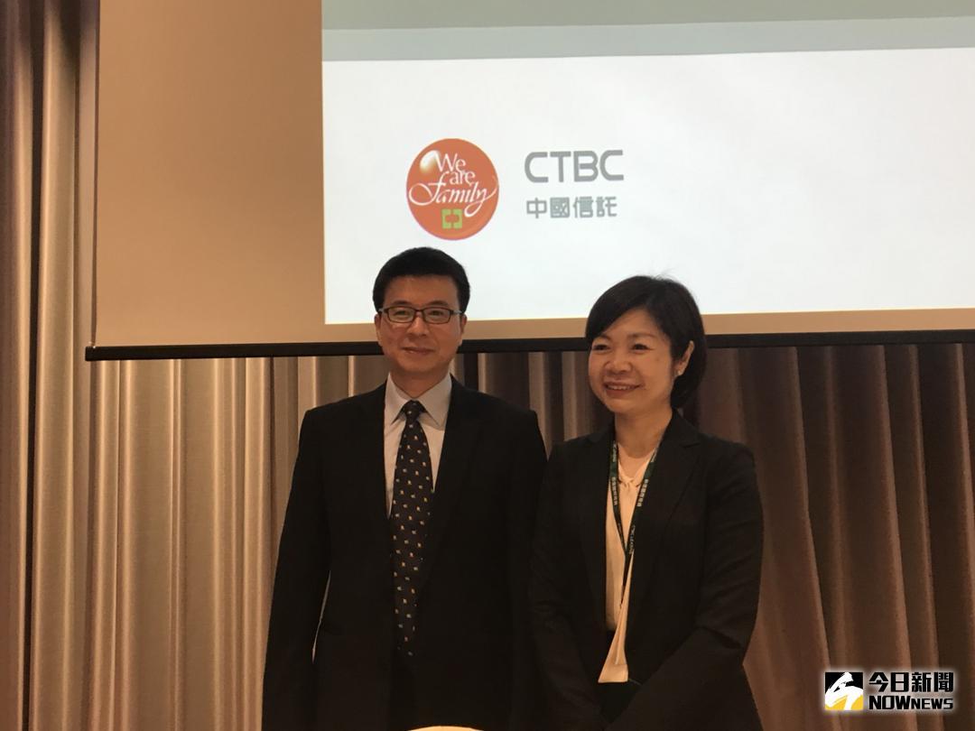 ▲馬來西亞大選變天，中信金控財務最高主管暨代理發言人邱雅玲（右）在法說會坦言，海外布局一直是中信金的方向，以拼圖來看，馬來西亞這一塊還沒拼起來，未來若有機會將重啟評估併購。（圖／記者顏真真攝 , 2018.5.10）