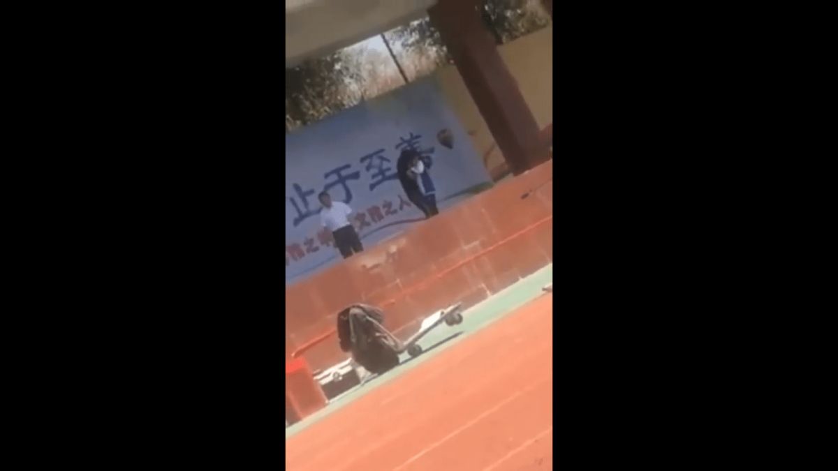 ▲一對男、女同學遭校方懲罰在司令台罰站，男同學突然向女生告白，並獻上激情一吻，沒想到遭女同學直接呼巴掌回應。（圖／翻攝自粘立人臉書）