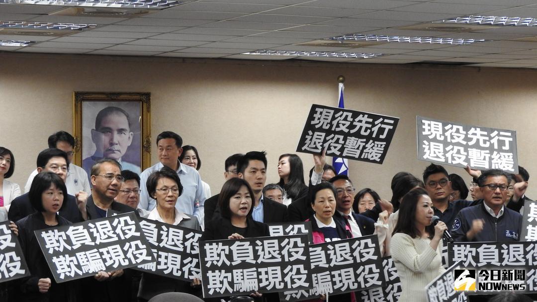 ▲國民黨立委舉牌抗議民進黨粗暴軍改審查。（圖／記者戴祺修攝,2018.05.10）