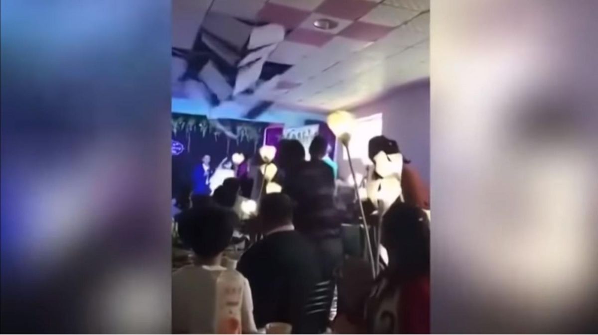 ▲新娘丟捧花，砸落一大片天花板。（圖／翻攝自Youtube）