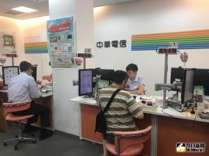 ▲4G吃到飽成全民運動，近來499之亂風暴再起，三大電信業者中華電、台灣大與遠傳門市申請人數爆滿，有的門市甚至延長營業時間來消化人龍。（圖／記者顏真真攝，2018.5.10）