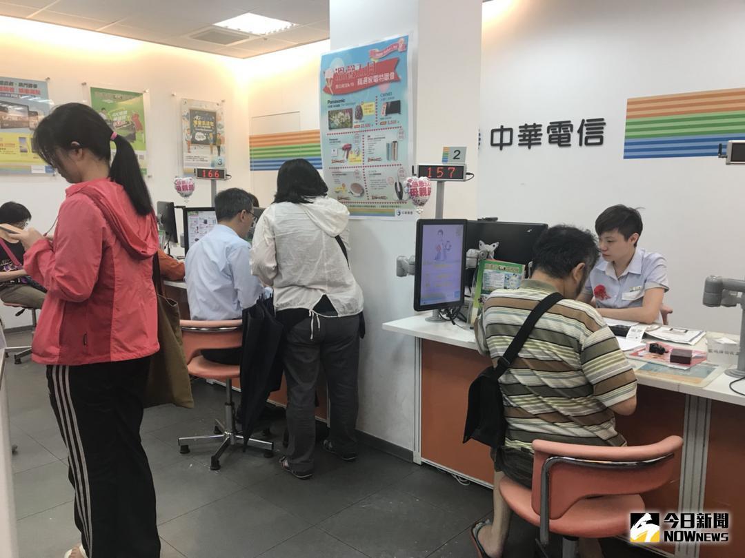 ▲中華電信「 499 吃到飽」惹怒許多老客戶，律師林智群認為「消費者抱怨只是狗吠火車」。（圖／記者顏真真攝，2018.5.10）