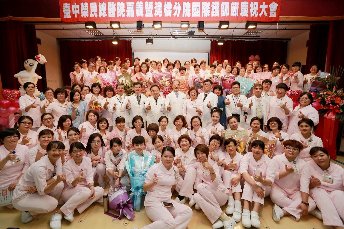▲各出席護師節慶祝活動人員一起大合照。（圖／朱子凡提供）