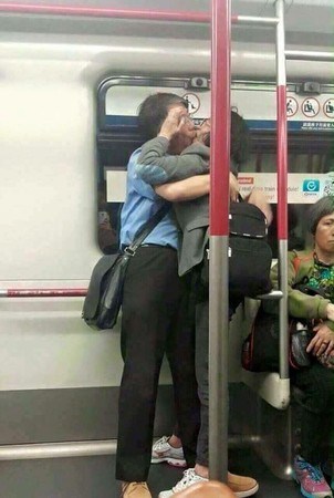 ▲網友在「爆廢公社」 PO 出一張照片，一對香港男女在地鐵上激吻，但網友紛紛歪樓「是 P 圖嗎？怎麼這麼像柯 P 和小英」。（圖／翻攝自微博）