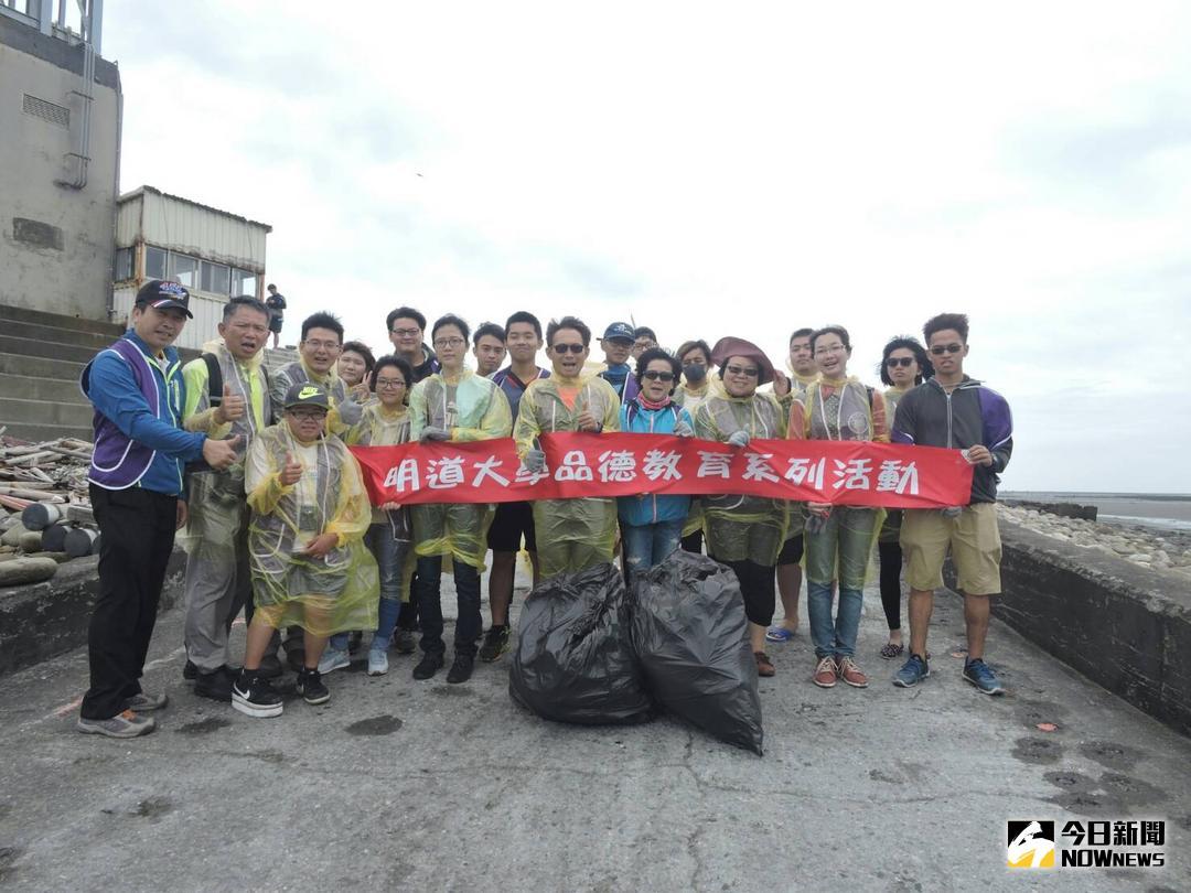 ▲響應「地球環境季」，明道大學學生至王功海堤周邊進行淨灘，希望還給海洋一個乾淨的面貌。（圖／記者陳雅芳攝，2018.05.10）