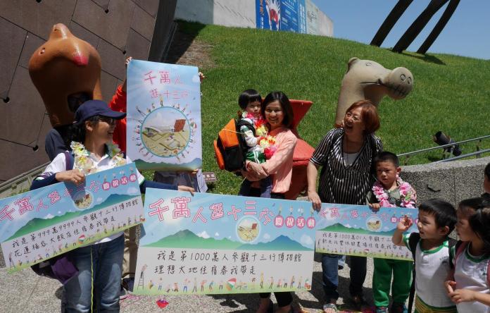▲台北市4歲的衣榮祜小朋友，成為十三行博物館第1000萬入館的幸運兒。（圖／十三行博物館提供）