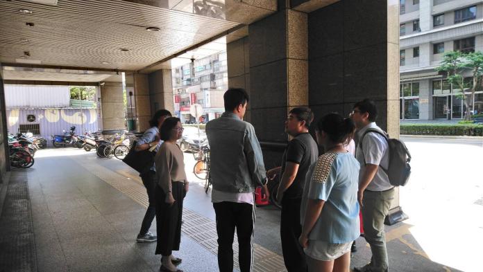 ▲新北市一名社工師處理緊急安置事件時遭暴力攻擊，社會局副局長呂春萍和警方到案發現場勘驗，了解案發經過。（圖／新北市社會局提供）