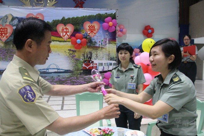 ▲ 為感謝女性同仁平日於職場及家庭的付出，中部地區後備指揮部舉辦「母親節感恩茶會」，指揮官江少將逐一致贈康乃馨。（中部地區後備指揮部提供）