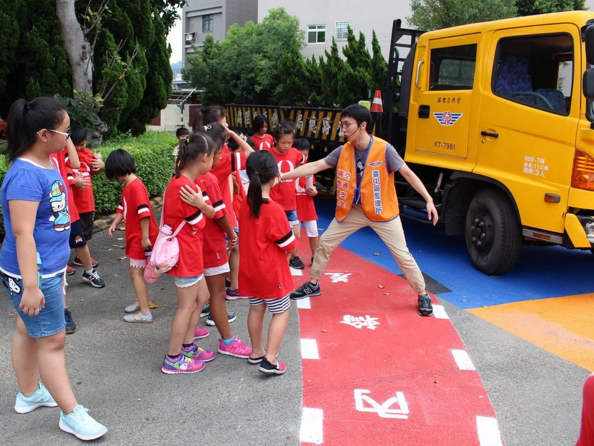 ▲大型車輛因轉彎視野死角以及內輪差問題，致生交通事故。(圖／豐原監理站提供2018.5.11)
