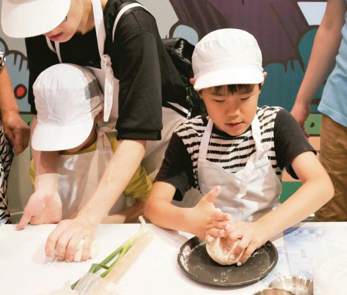 ▲新北市職業探索成果展，讓孩子動手體驗蔥油餅製作流程。（圖／新北市教育局提供）