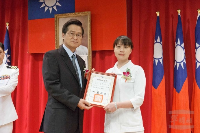 ▲ 國防部長嚴德發11日頒獎表揚國軍107年績優護理人員。（軍聞社記者陳建興攝）