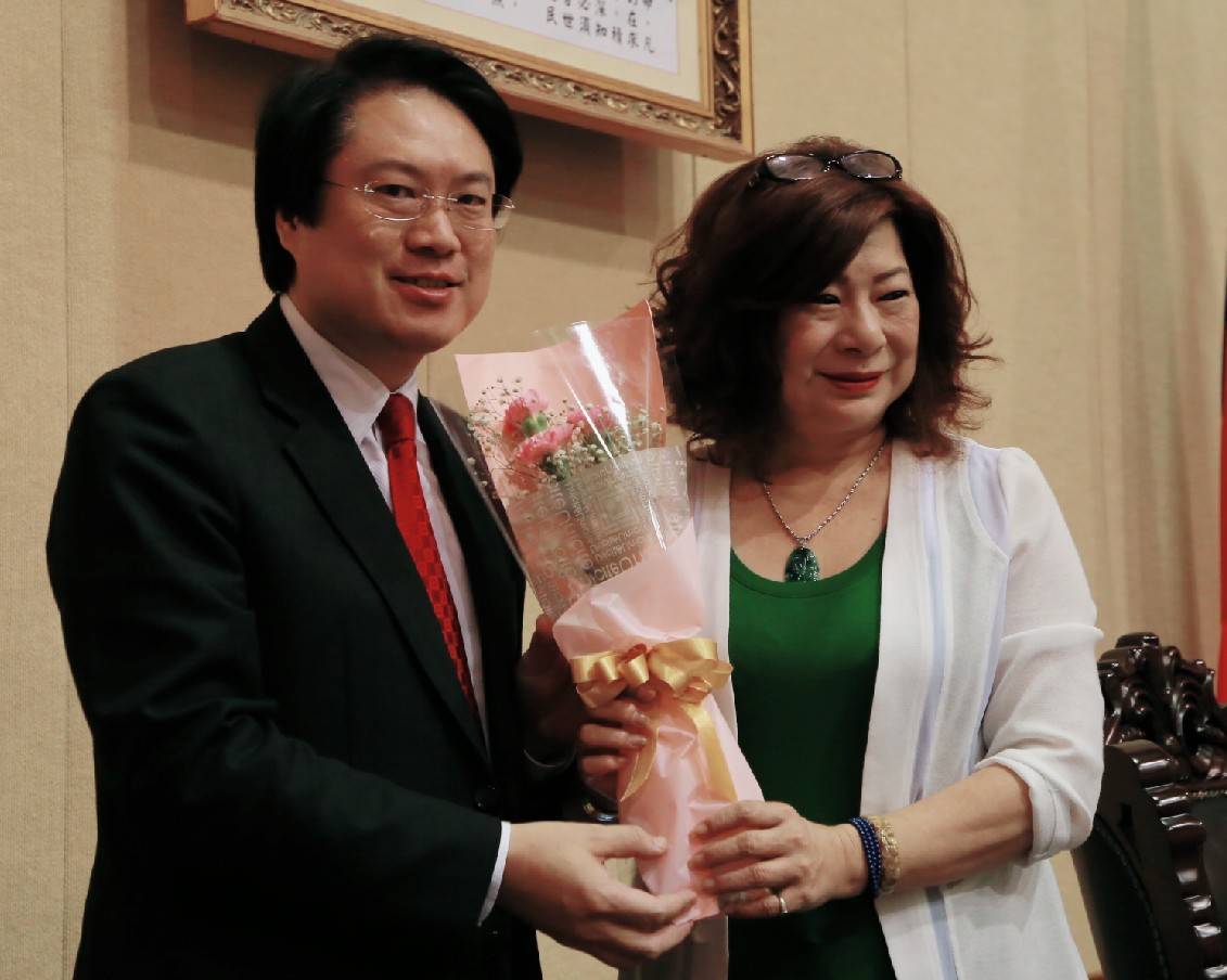 ▲基隆市長林右昌今（11）日致贈康乃馨給基隆市議會議長宋瑋莉及議員們，祝福偉大的媽媽們，永遠都健康美麗。（圖／基隆市政府提供）