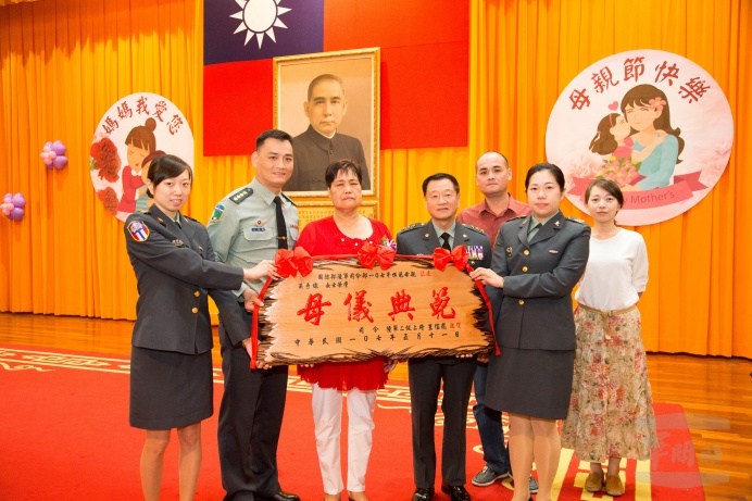 ▲ 陸軍司令王信龍上將頒發「母儀典範」賀屏表揚吳秀線女士等9位模範母親。（軍聞社記者莊家宏攝）
