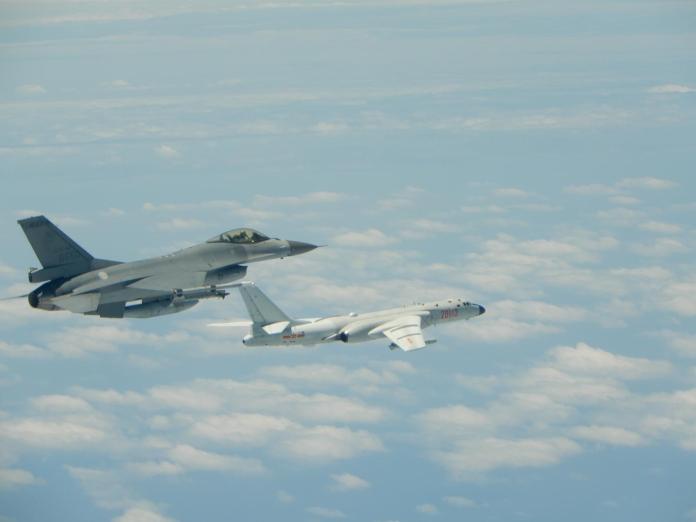 ▲解放軍空軍 11 日再度繞台，空軍出動F-16戰機伴飛監控轟6。（圖／空軍司令部提供 , 2018.5.11\\)