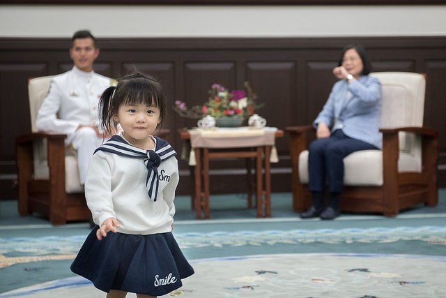 影／萌翻！蘇祈麟2歲小女兒　雙馬尾總統府「完全走跳」

