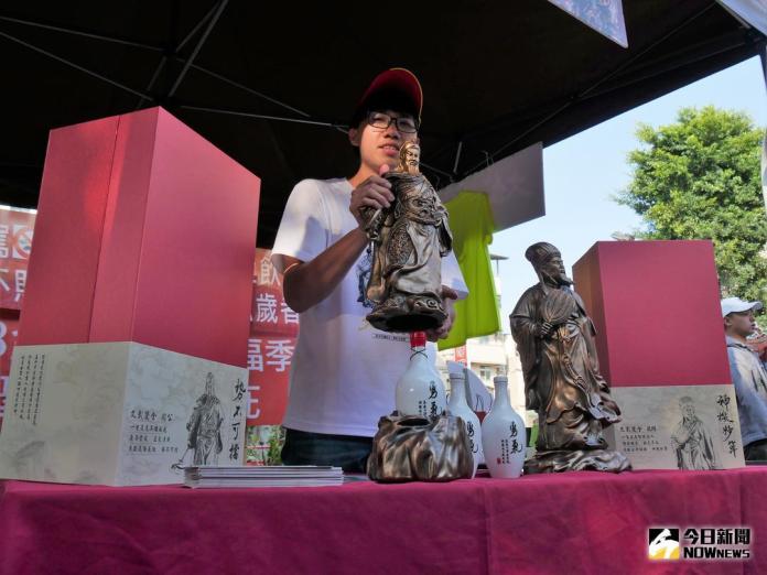 ▲李孟倫投入畢生積蓄約250萬元，開發收藏型關公高梁酒。（圖／蔡若喬攝 , 2018.05.11）※【 NOWnews 今日新聞 】提醒您 酒後不開車，飲酒過量有礙健康！※