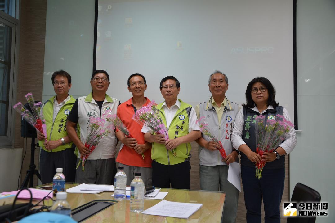 ▲花農李建欣至市府說明康乃馨盛產傷農之事。（圖／記者郭政隆攝影2018.5.11）