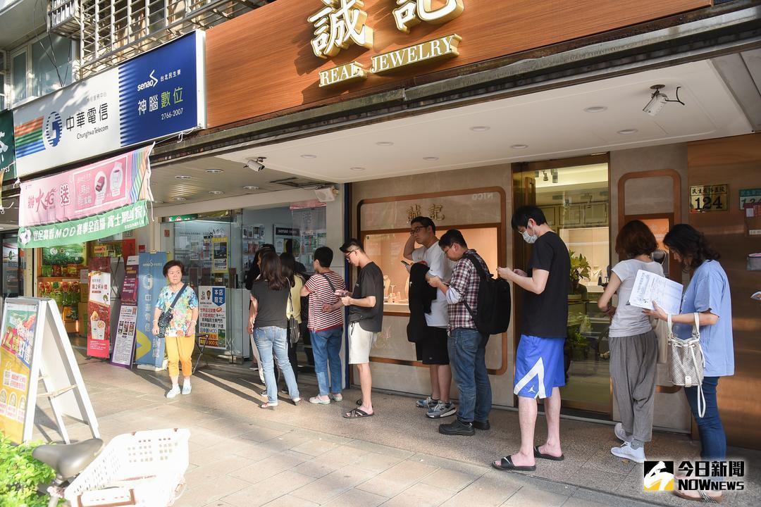 ▲中華電信推出 499 網路吃到飽方案，吸引全台民眾瘋狂搶辦，引爆「 499 之亂」。（圖／記者陳明安攝，2018.05.11）