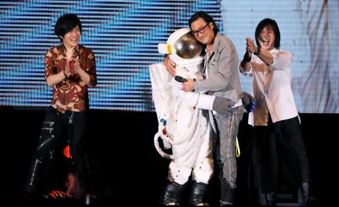 ▲梁家輝與《頑固》MV中的太空人擁抱。（圖／相信音樂提供 , 2018.05.12）