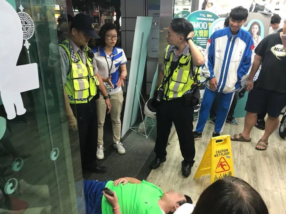 ▲全台現正上演「 499 之亂」，有民眾疑因辦不到 499 專案，竟上演肉身阻擋門市拉下鐵門戲碼。（圖／翻攝自爆廢公社）