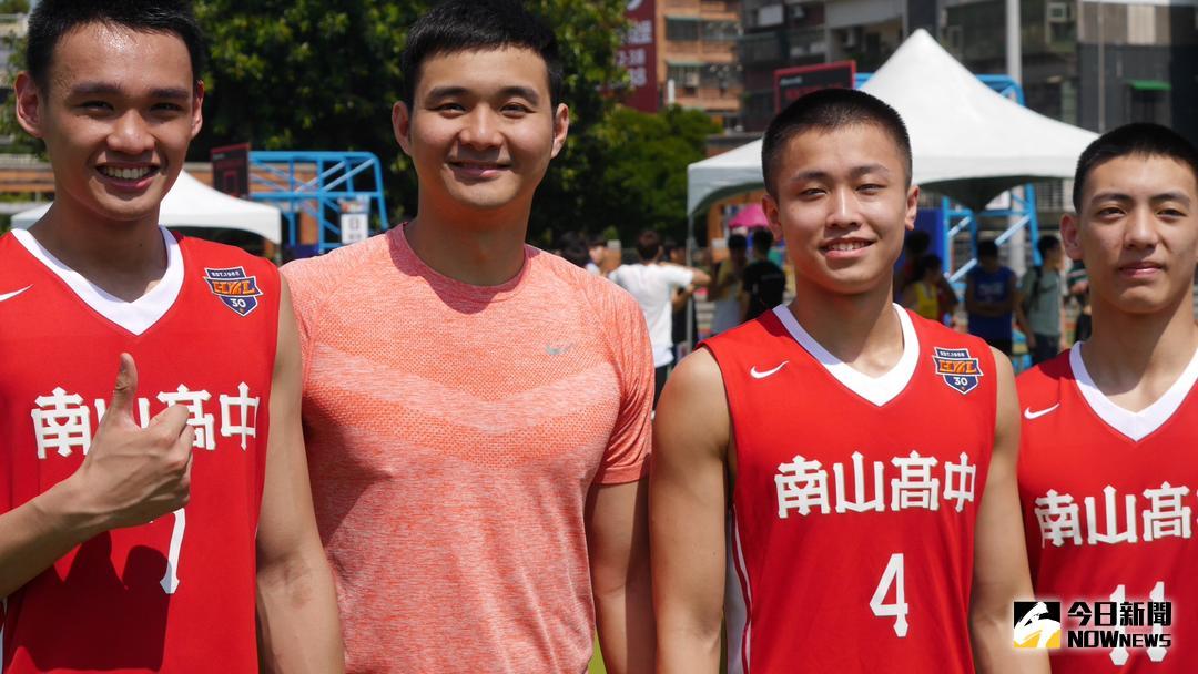 ▲南山高中張鎮衙、總教練許時清、陳又瑋、魏嘉豪。（圖／吳政紘攝）