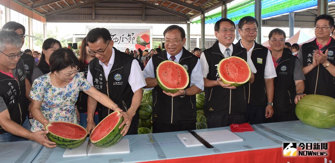 ▲二崙西瓜節，在鄉長鍾福助與來賓切西瓜後開鑼。（圖／記者郭春輝攝 , 2018.05.12）