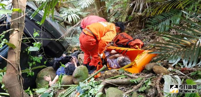 ▲廂型車翻落關西真聖母橋下10公尺深邊坡，造成11人輕重傷，新竹縣消防局派員搶救。（圖／新竹縣消防局提供 , 2018.05.12）