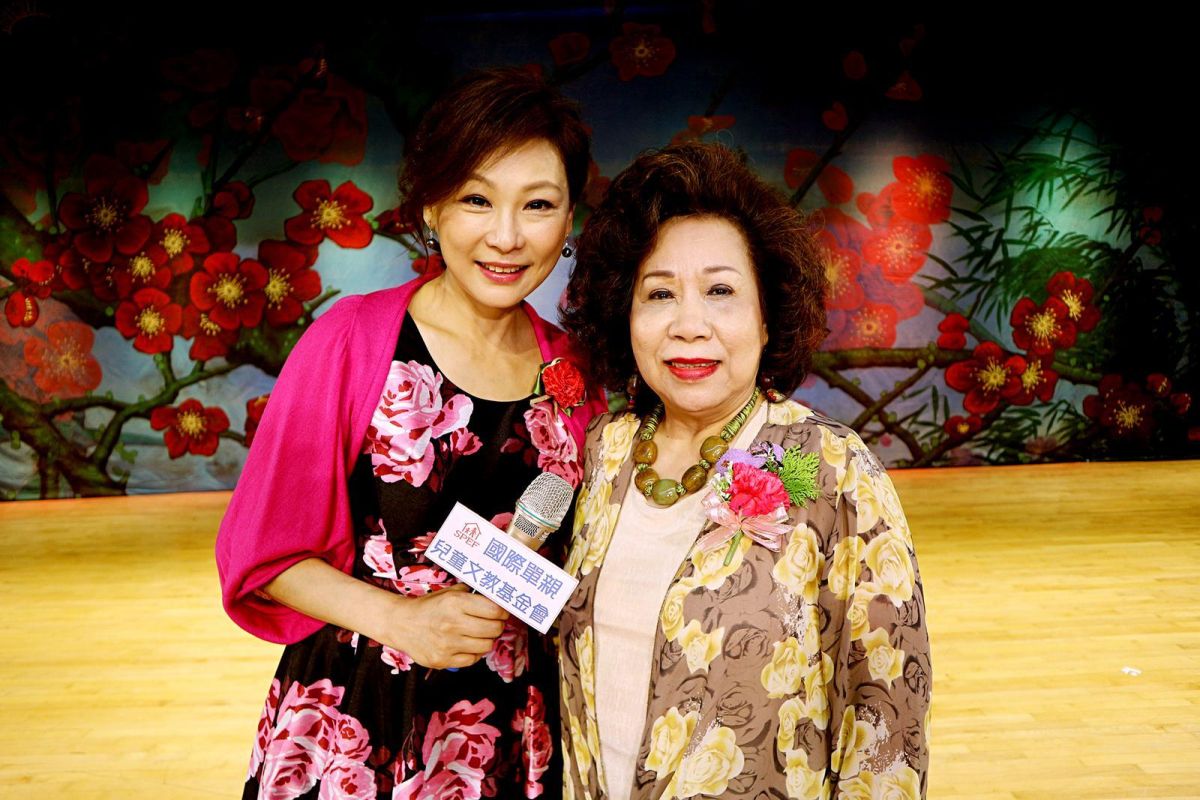 ▲張月麗（左）義務主持「傑出弱勢單親母親表揚活動」。右為黃越綏老師。（圖／張月麗提供，2018.05.12\\)