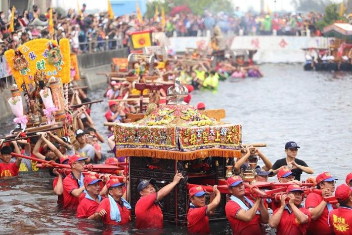 瘋媽祖後迎客王　布袋嘉應廟衝水路
