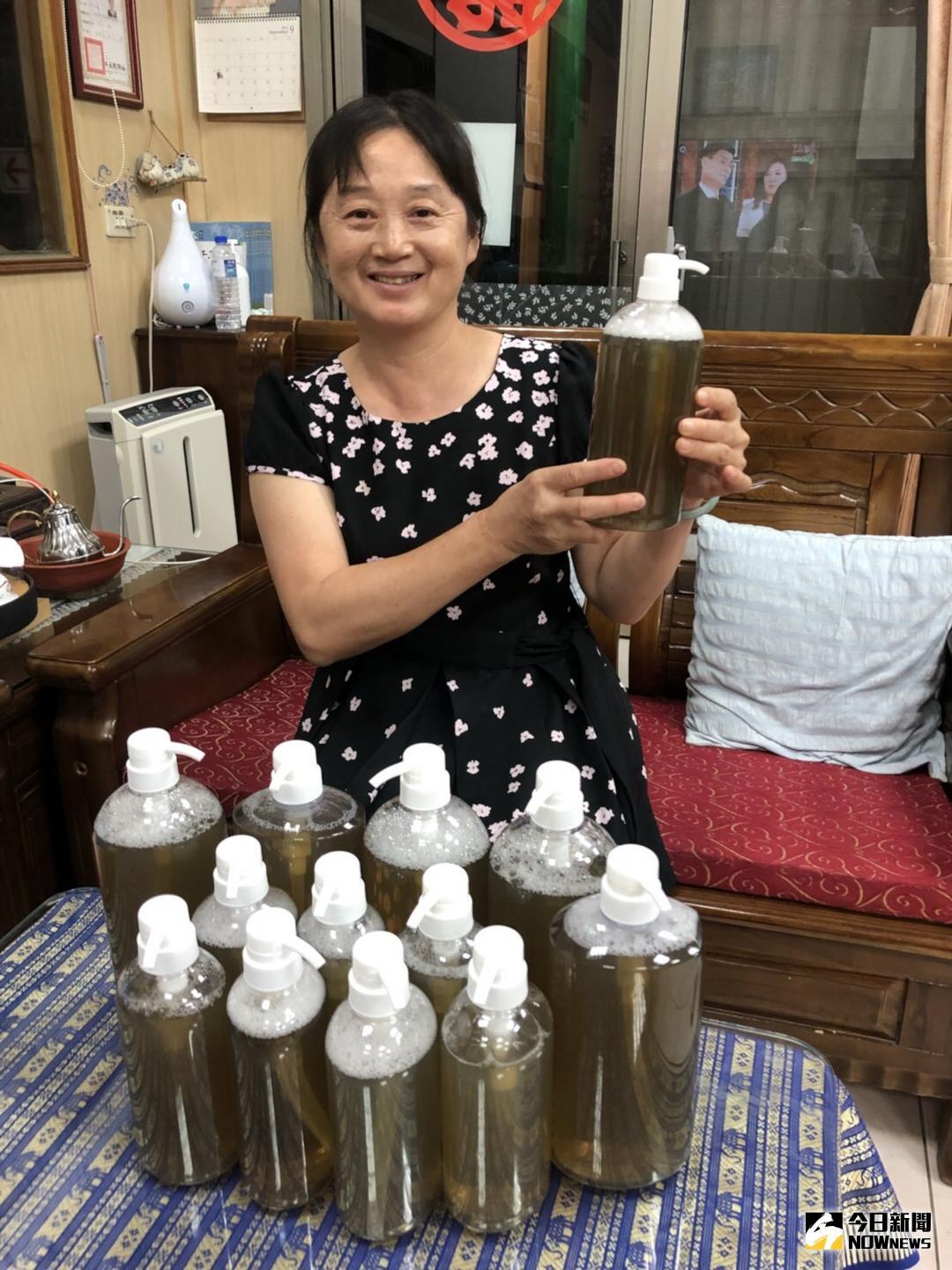 ▲廣興國小六年級學生利用學校無患子，趕製「清潔劑」販售，希望可以將「認購」所得轉成「畢旅基金」，藉此減輕家長負擔，學會獨立自主。（圖／記者陳雅芳攝，2018.05.12）