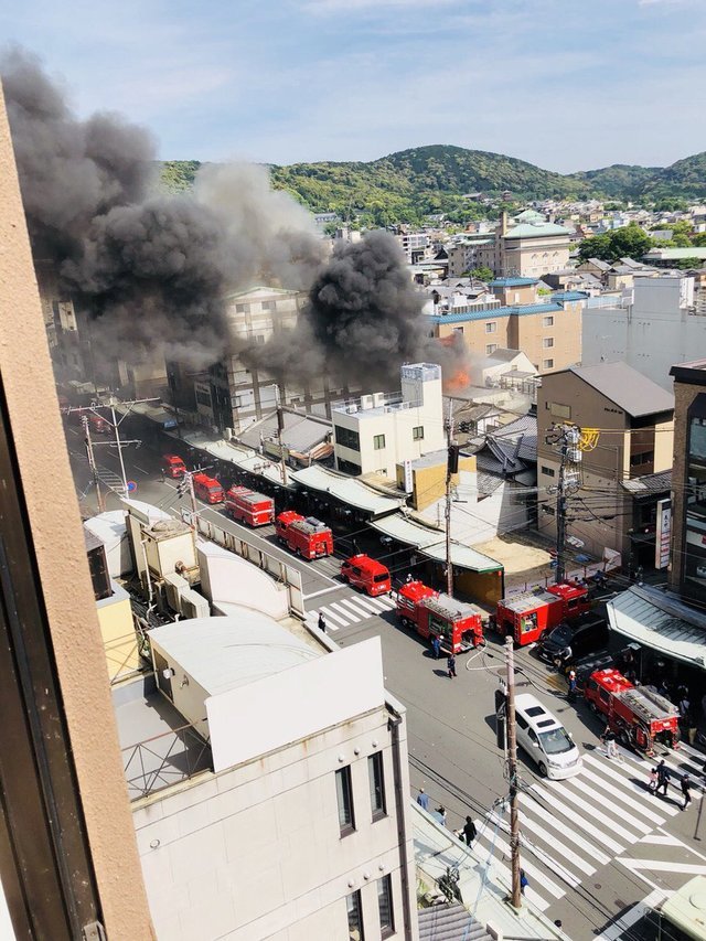 ▲日本京都割烹名店「千花」，今（ 12 ）日突然發生大火，兩層木造建築物付之一炬。（圖／翻攝自推特）