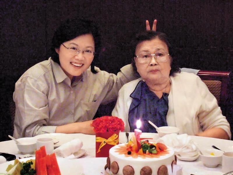 ▲總統蔡英文在臉書上貼出與母親張金鳳的合照，除了追憶之外，也向全台灣的母親說母親節快樂。（圖／取自蔡英文臉書）
