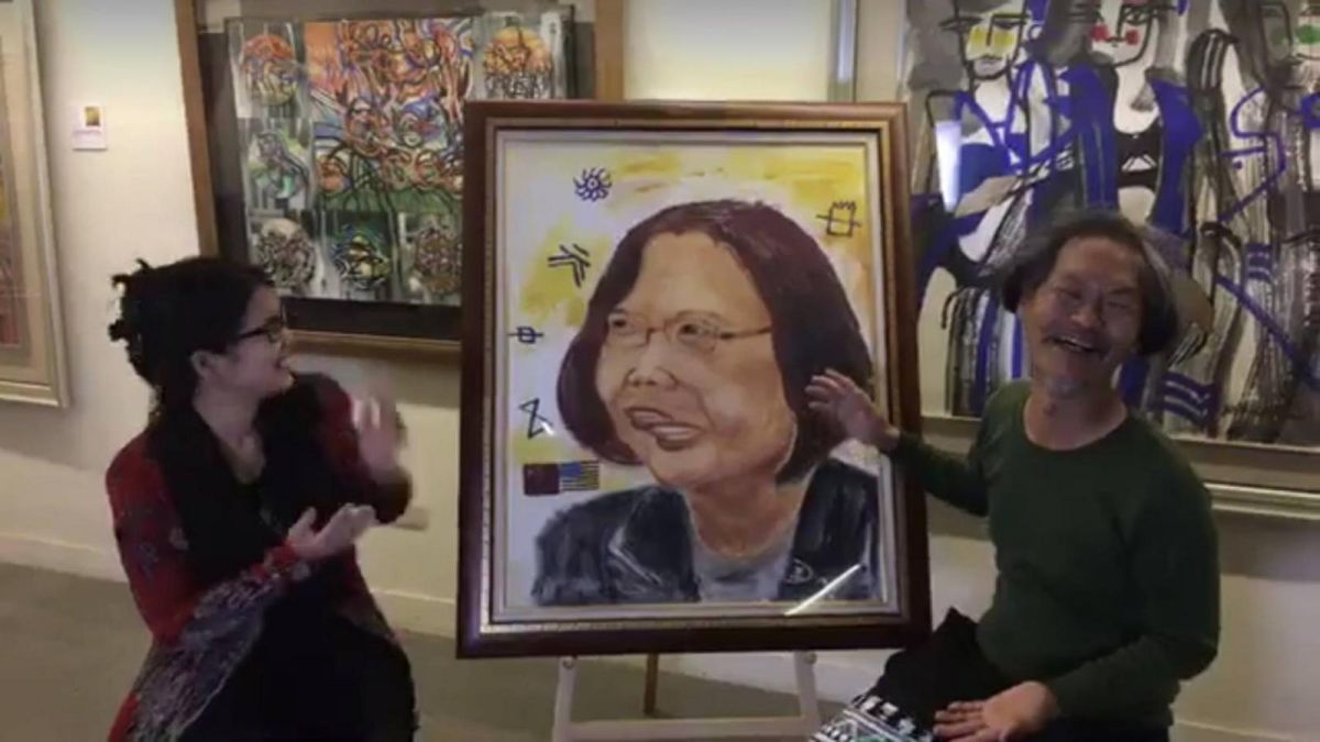 ▲台灣瘋癲手指畫家匡乙（右）創作「為難的小英」油畫拍賣，獲得新光藝術品保險公司保險200萬元。（圖／匡乙提供，2018.05.13