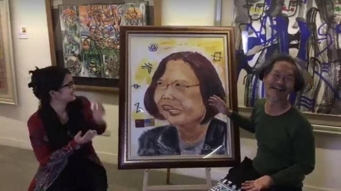 ▲台灣瘋癲手指畫家匡乙（右）創作「為難的小英」油畫拍賣，獲得新光藝術品保險公司保險200萬元。（圖／匡乙提供，2018.05.13