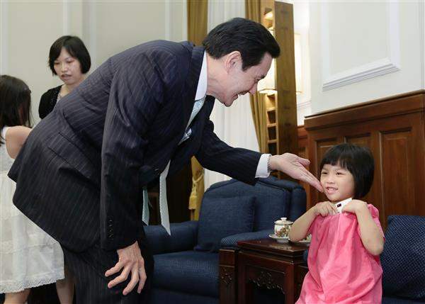 羅智強幼女昔總統府跑跳沒人罵　網友怒：超級雙重標準
