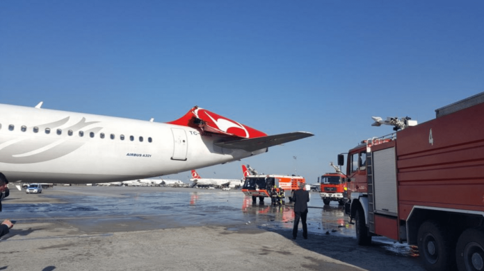 ▲韓亞航空一架空巴 A330 客機在滑行時不慎撞上另一架土耳其航空 A321 客機，導致土耳其航空班機的垂直尾翼直接被「腰斬」，幸好未造成任何人員傷亡。（圖／翻攝自Jacdec New）