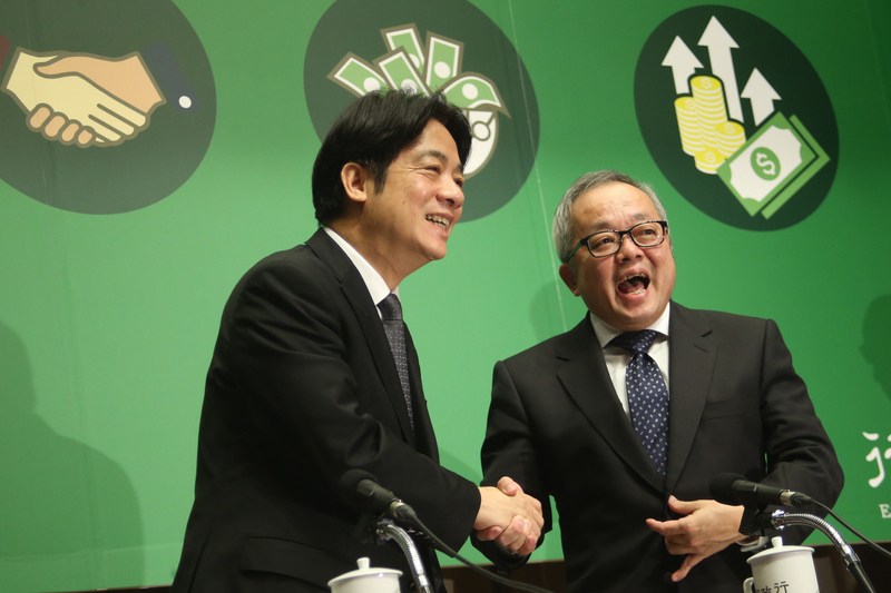 ▲行政院長賴清德（左） 14 日在行政院召開「我國薪資現況、低薪研究及其對策記者會」，副院長施俊吉表示「今年第 1 季實質總薪資創歷年新高」。中央社記者吳家昇攝107年5月14日