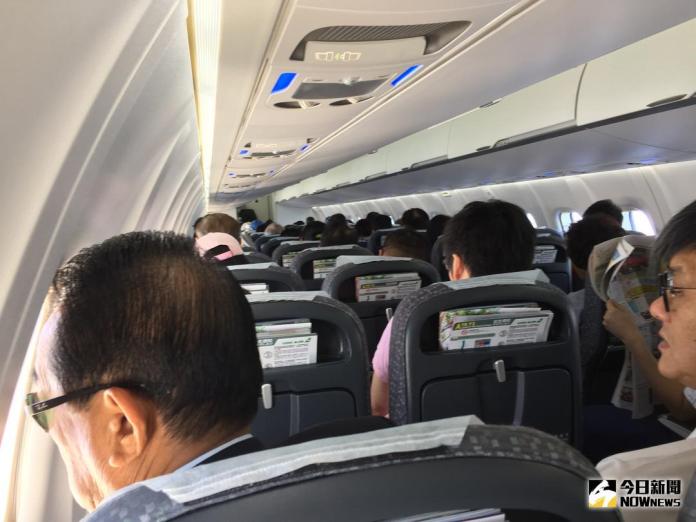 ▲親民黨主席宋楚瑜不時向外觀看，不少旅客也誤以為飛機故障。（圖／旅客提供）