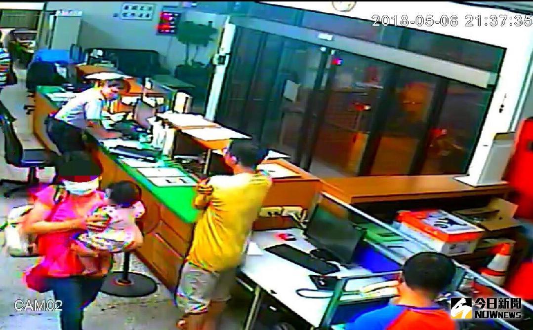 ▲母親節前，程姓女毒犯的母親抱著程女的女兒從東部舟車勞頓來台中勤工派出所探視，成了今年最沈重的母親節（圖／記者鄧力軍翻攝 , 2018.05.14\\)