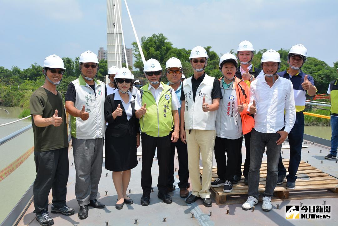 ▲涂醒哲市長與民意代表及里長也一起視察八掌溪人行景觀橋工地。（圖／記者郭政隆攝影107.5.14）