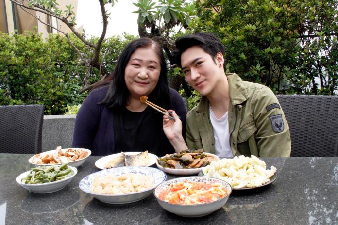 ▲沈建宏（右）做菜給媽媽吃。（圖／達騰娛樂提供 , 2018.5.14）