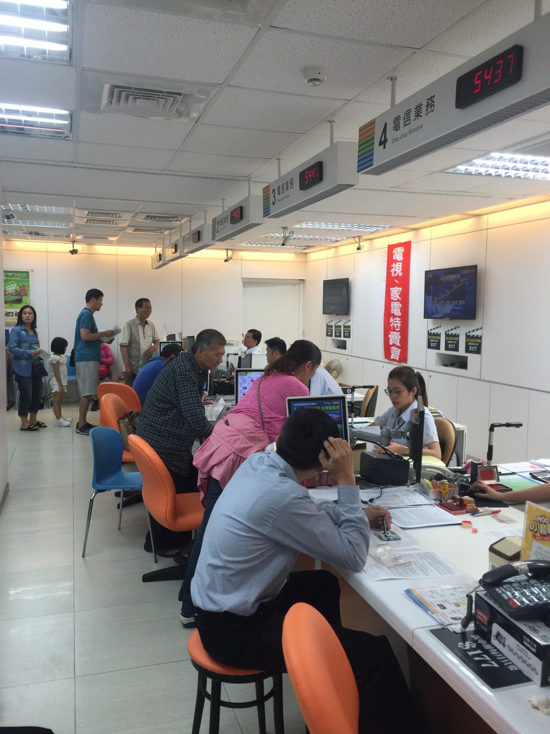 ▲新北市勞檢處長胡華泰表示，許多員工凌晨2、3點才下班，隔天上午8點又要出勤，不僅超過12小時的工作門檻，輪班間隔也不足法定11小時的休息時間。（圖／新北市政府勞檢處提供）