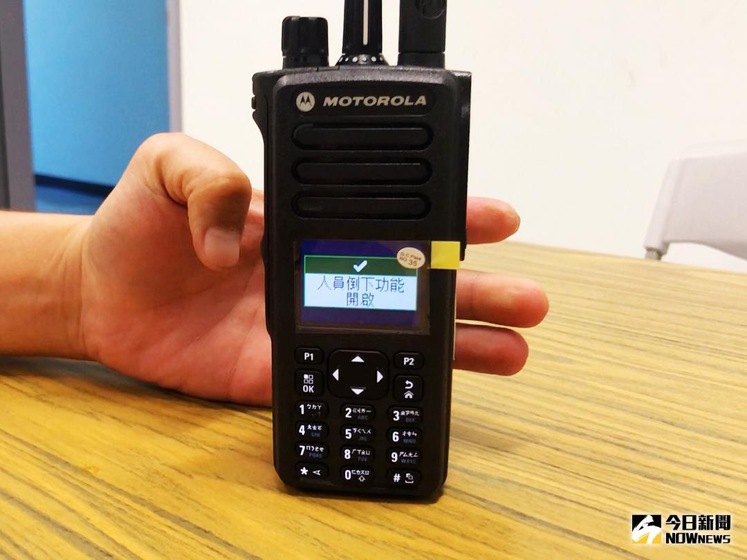 ▲新式數位無線電有人員倒下自動告警功能。（圖／記者郭俊暉攝 , 2018.05.15）