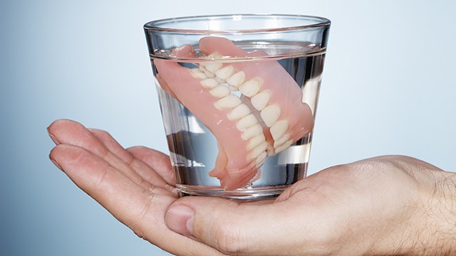 ▲與傳統樹脂假牙相比，二氧化鋯假牙的優點是生物相容性極佳且不易壞，但技術門檻較高。（圖／ingimage）