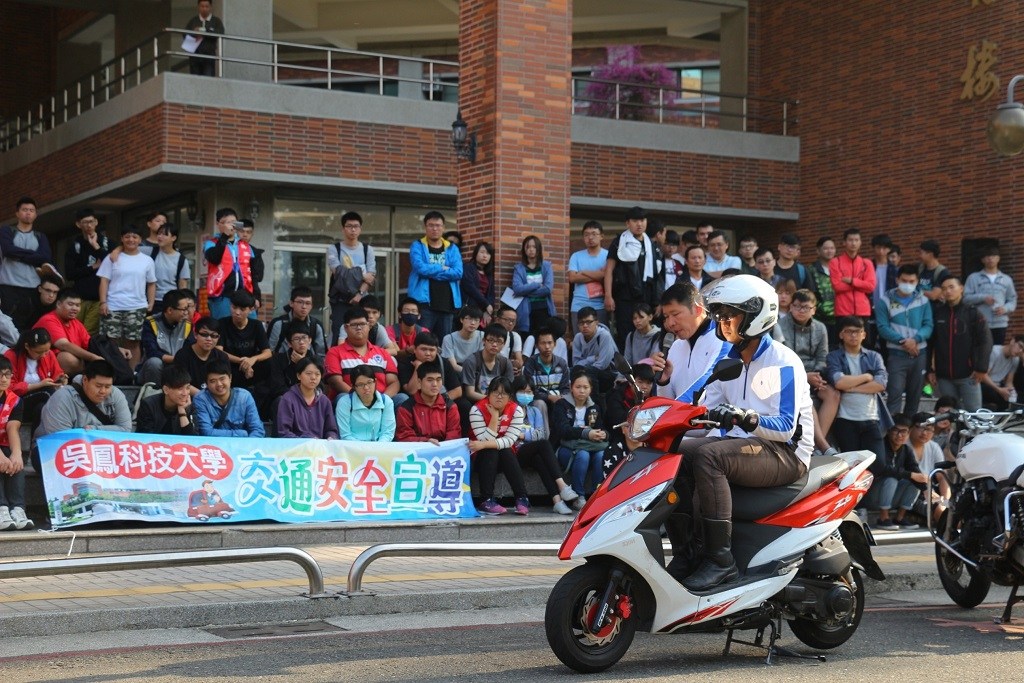 ▲吳鳳科大學生透過動態演練及實際操作示範了解車輛騎乘安全。（圖／吳鳳科大提供 , 2018.05.15）