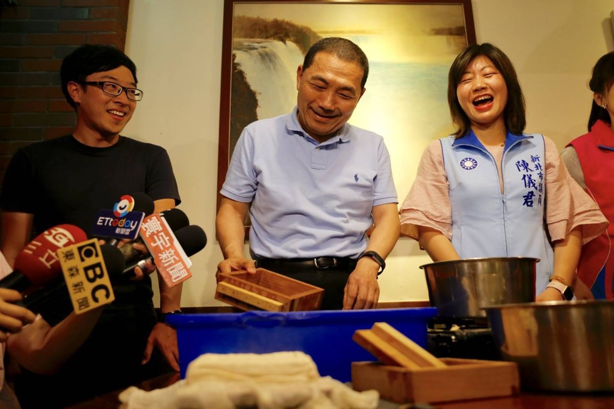 ▲侯友宜向新北市議員陳儀君說明小時候用石磨做粿的過程。（圖／侯友宜辦公室提供，2018.05.15）