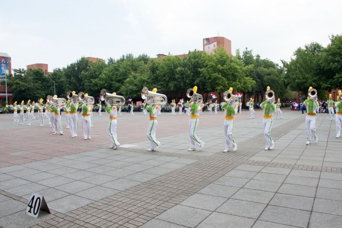 ▲ 鼓號樂旗隊以悠揚樂聲，搭配巧妙的隊形變化，展現平時訓練成果。（軍聞社記者莊家宏攝）