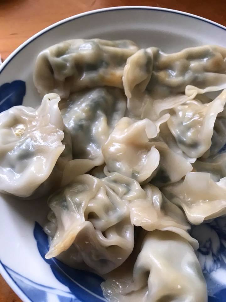 ▲網友 po 出一盤煮好的水餃照片，乍看之下並無異樣，但其實已被悄悄「加料」。（圖／翻攝自臉書「爆怨公社」 , 2018.05.15）